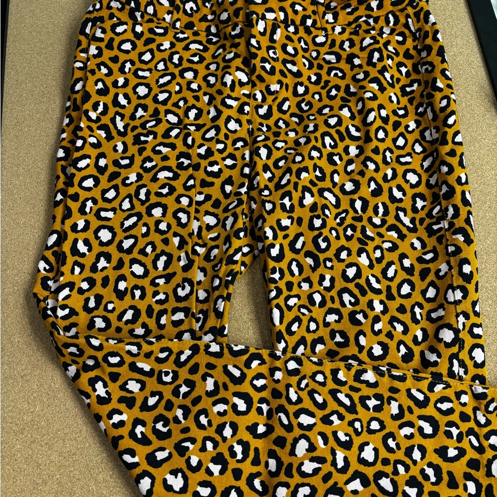 Old Navy ladies PixieAnkle pants, size 10 cheetah print!!Adorable!UsedVryGoodCnd